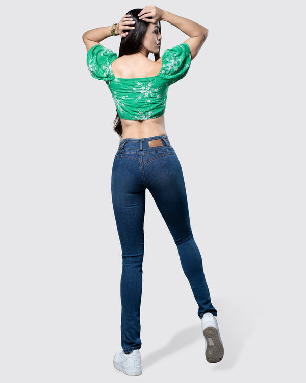 Jeans corte colombiano - push up, skinny fit, high waist - tiro alto, mezclilla color azul stone, con pretinas, detalle elástico en la cintura, sin bolsillos, cierre con botones y cremallera.