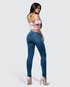 Jeans corte colombiano - push up, skinny fit, high waist - tiro alto, mezclilla azul bleach, con detalles únicos en la cintura y pretinas, sin bolsillos, cierre con botones y cremallera.