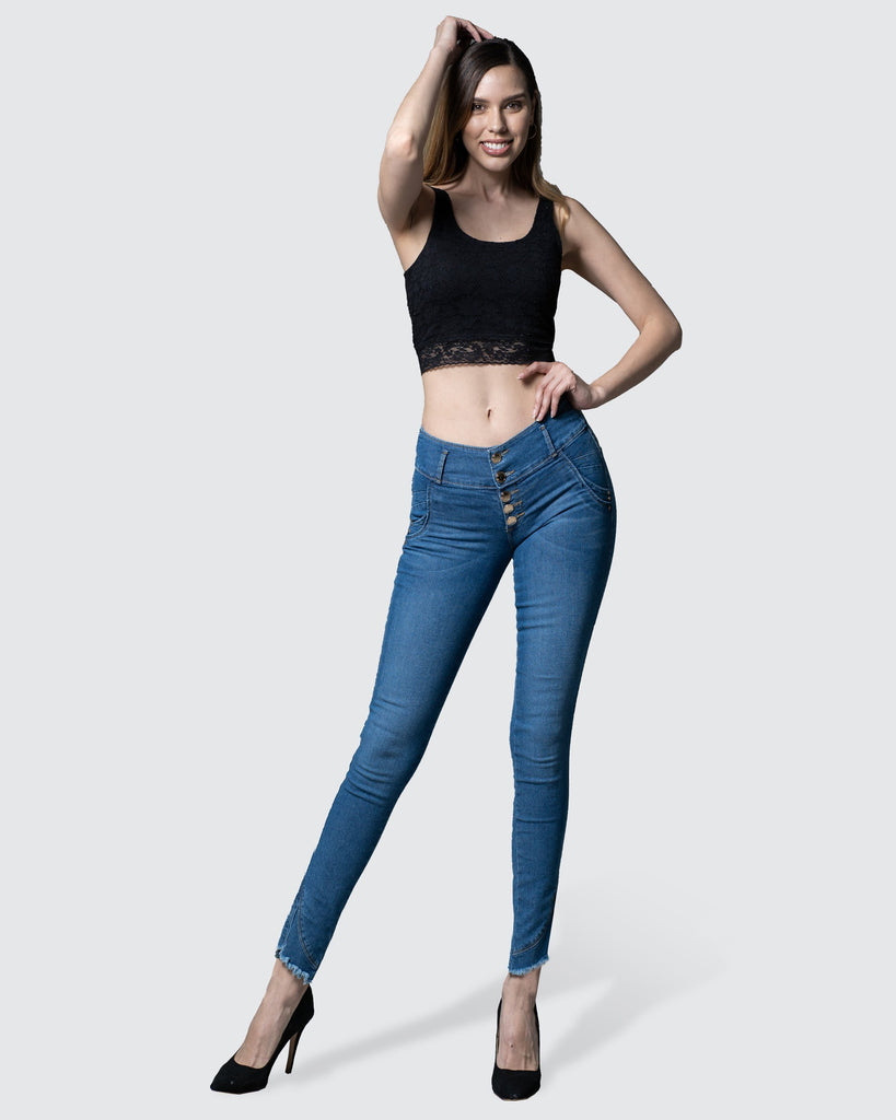 Jeans corte colombiano - push up, skinny fit, medium waist tiro medio, mezclilla azul doble stone, con bolsillos traseros y pretinas, cierre con botones. Sin dobladillo en piernas.